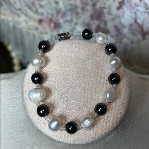 Classic Black and White Pearl Bracelet with Barrel Twist Closure